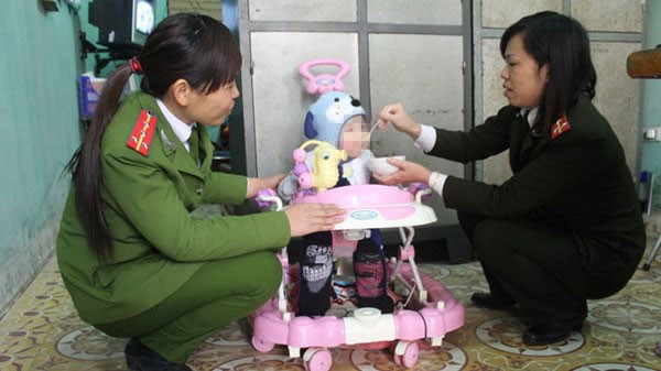Buốt lòng chuyện em bé 8 tháng tuổi bị bỏ rơi tại tòa - ảnh 1